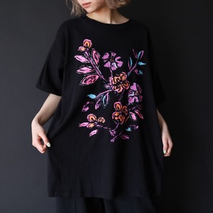 Dead stock 90s' over silhouette flower print design Tee