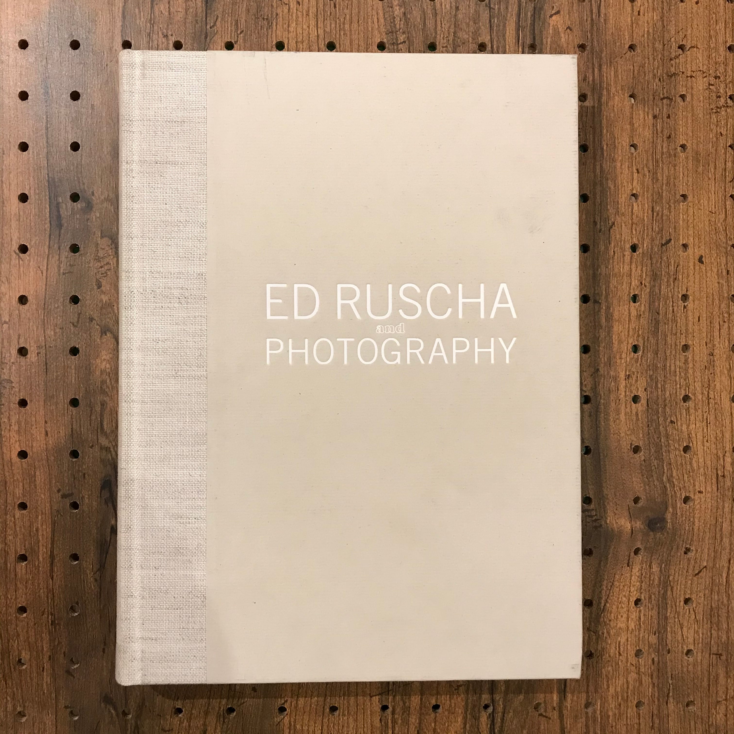 ED RUSCHA and PHOTOGRAPHY /Ed Ruschaエド・ルシェ)、Sylvia Wolf