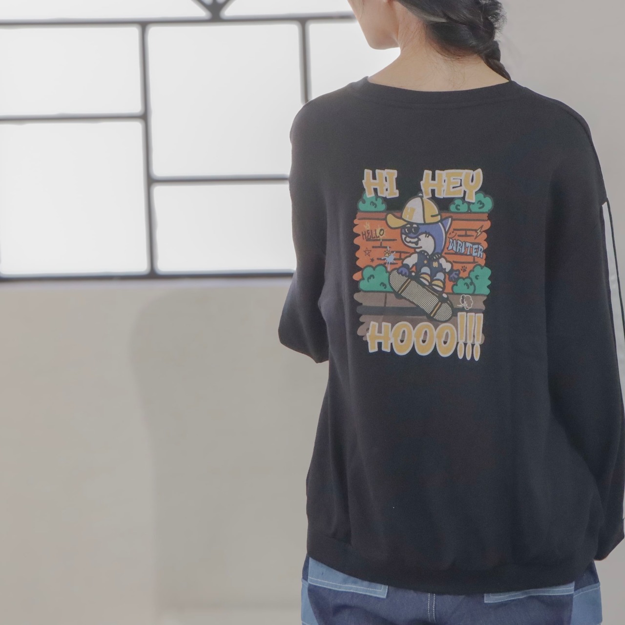 【無言のあいさつ。】「カッコかわいいですね」で繋がる袖ライン入りプリント スウェット/Sleeve Stripe Print Sweatshirt (Cool & Cute Statement Piece) - 3