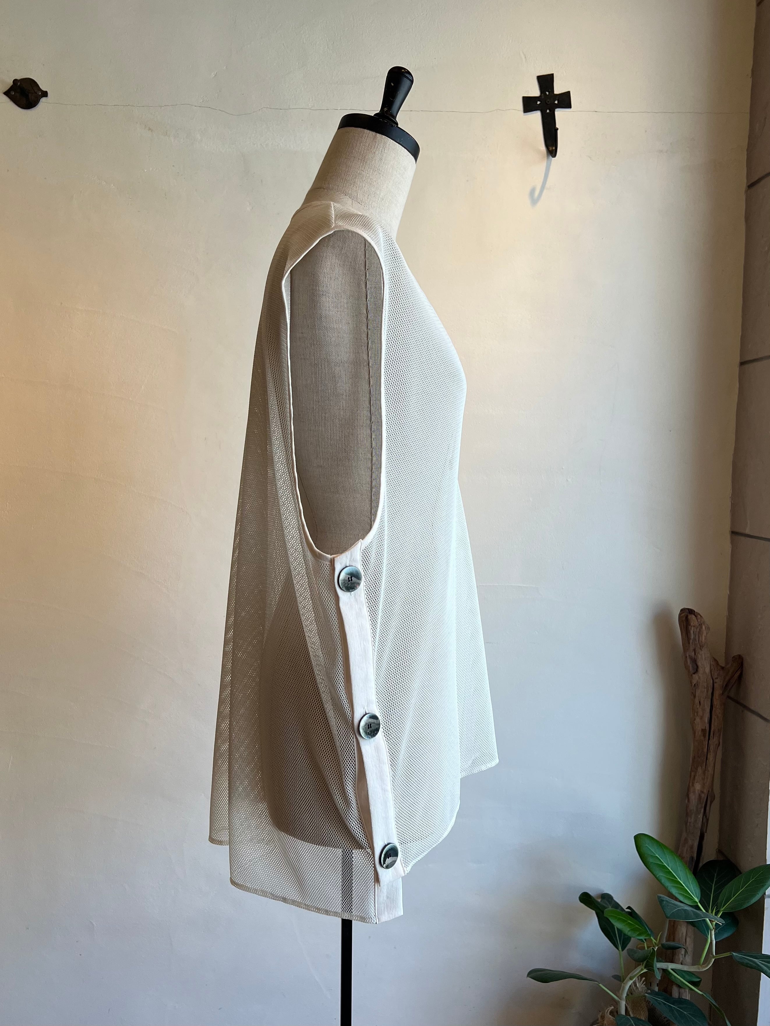 MARGAUX VINTAGE / メッシュサイドボタンベスト | anouk