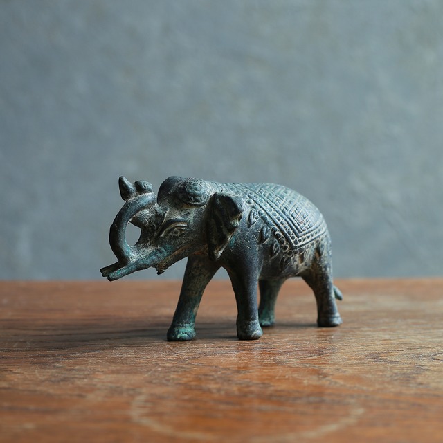 ずっしりと揺るがない、ブロンズのゾウ