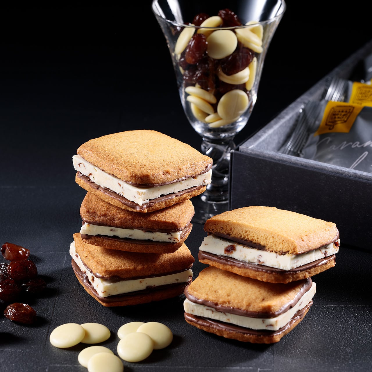 キャラメルショコラサンド プラチナム・レザン(8個入)