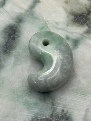 糸魚川翡翠 〜勾玉〜 灰色濃い緑 010