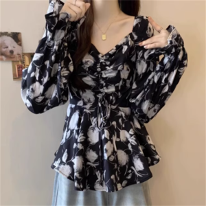 【送料無料】 トップス 2色 ブラウス ロング丈 大きい ゆったり オーバーサイズ プラスサイズ 長袖 ベルスリーブ フレア袖 フレアスリーブ Vネック Aライン フレア プルオーバー タッグ ギャザー 薄手生地 かわいい 大人可愛い 大人女子 こなれ感 シンプル カジュアル 大人 上品 おしゃれ お洒落 ラフ フェミニン ガーリー ヘルシー レトロ 花柄 春 秋 20代 30代 40代 女性用 レディース デート お出かけ お茶会 女子会 休日 演奏会 授業参観 着回し ファッション 着痩せ