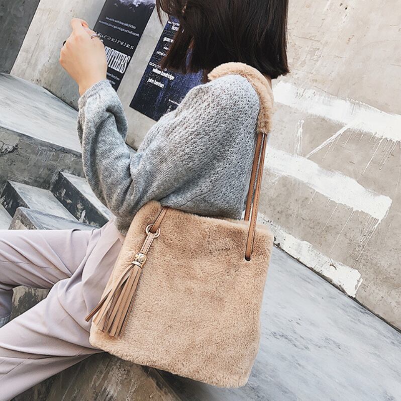 バッグ カバン ファー もこもこ ハンドバッグ トートバッグ 肩掛け 斜め掛け ショルダーバッグ 4色展開 ベージュ グレー ピンク ブラック 無地 大人 可愛い キュート きれいめ カジュアル オシャレ シンプル あったか デイリー お出かけ デート ショッピング 秋 冬