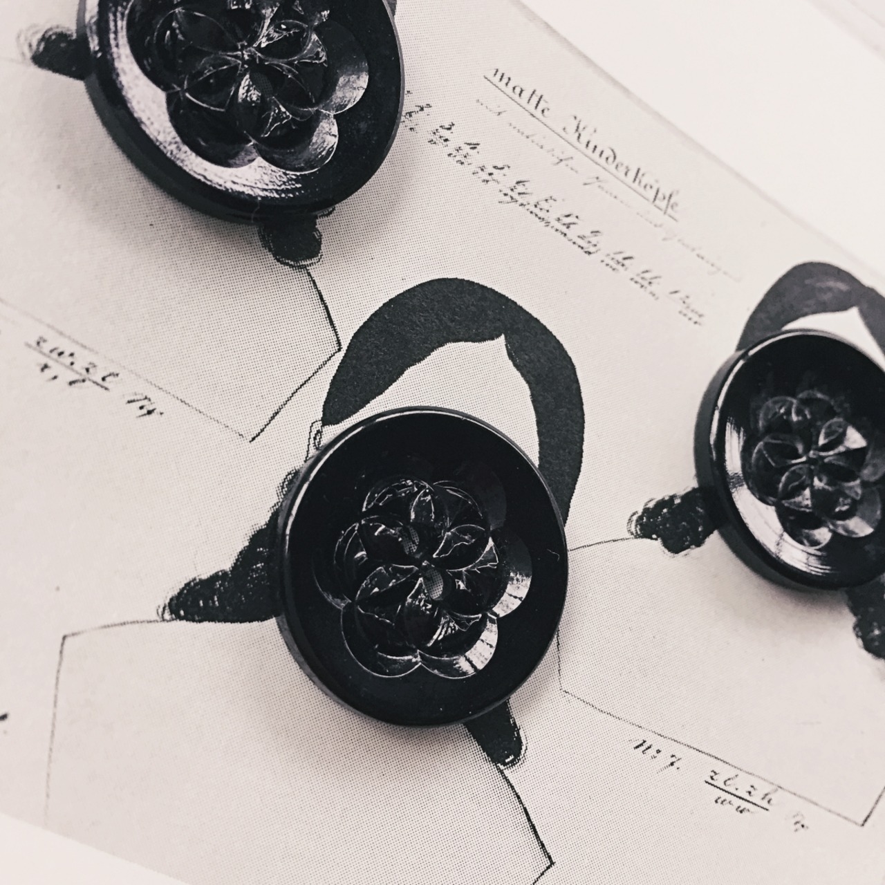 フランス 1900s 2.2c 幾何学の黒花とgalalithe製ボタンセットj アンティーク