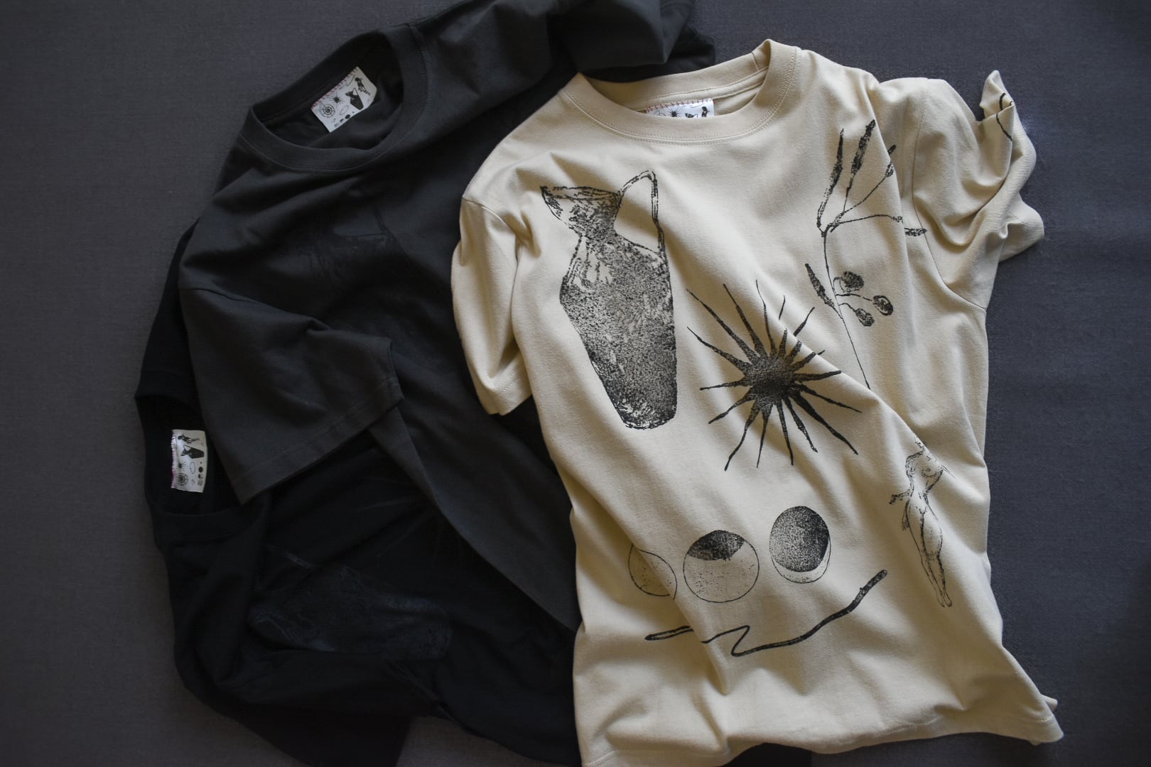 即納】physis block-printed Tshirt / Black | physis (ピュシス)