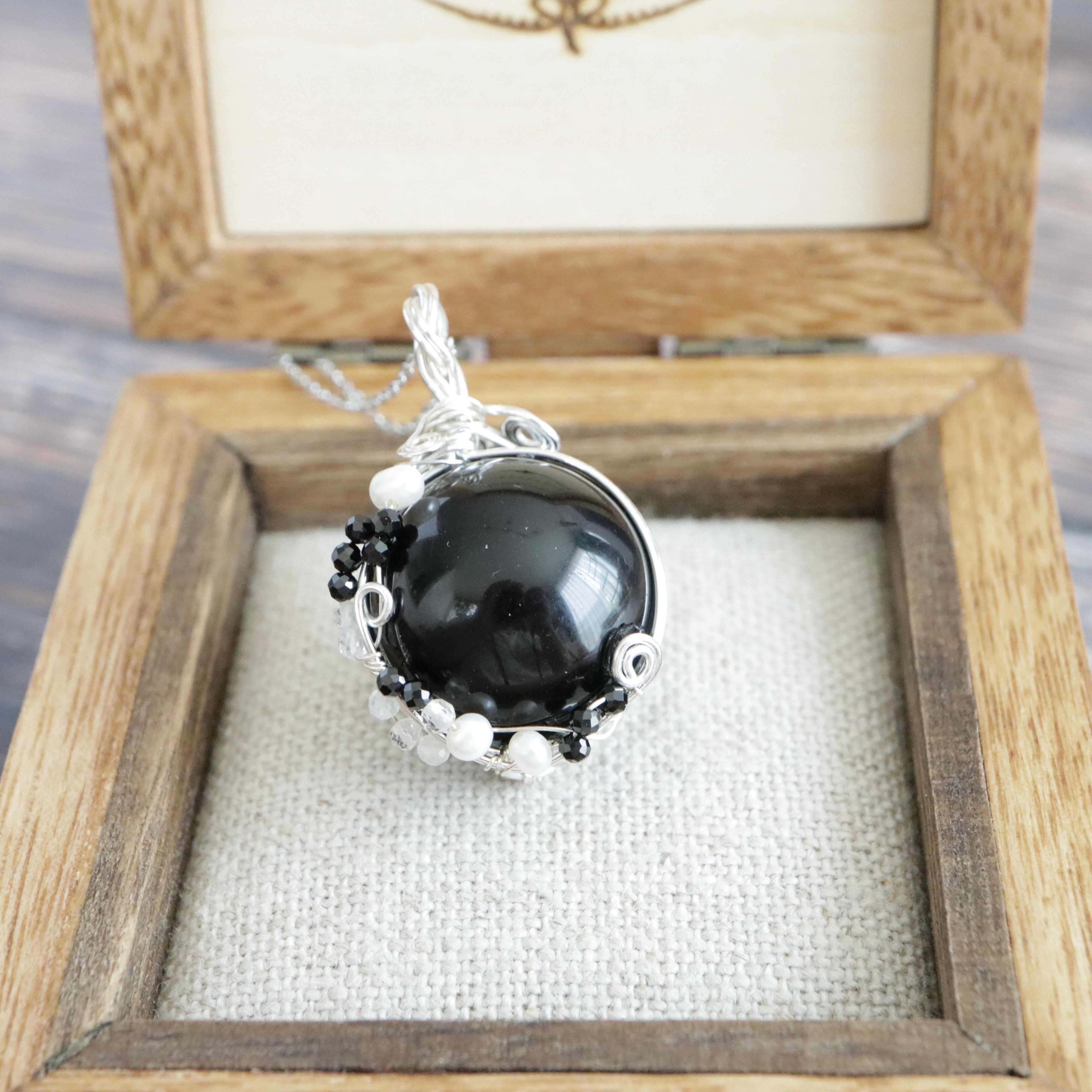 モリオンスフィアのペンダントトップ《黒き守りを胸元に》｜強く静かに