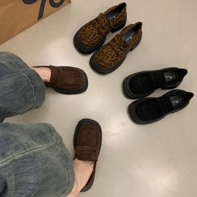 round toe suede platform loafers