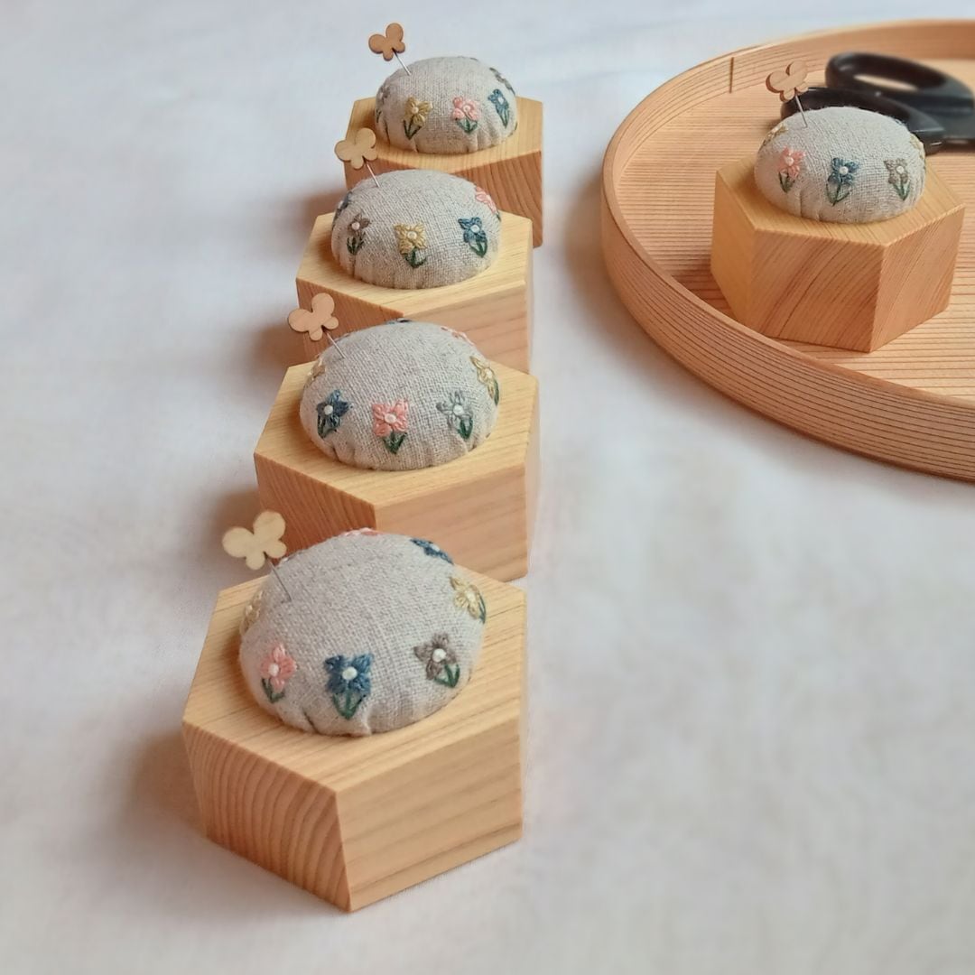 刺繍の針山〈cocca〉*ちょうちょのまち針付き* mizutanidouguten × 銘木工房ゆら木