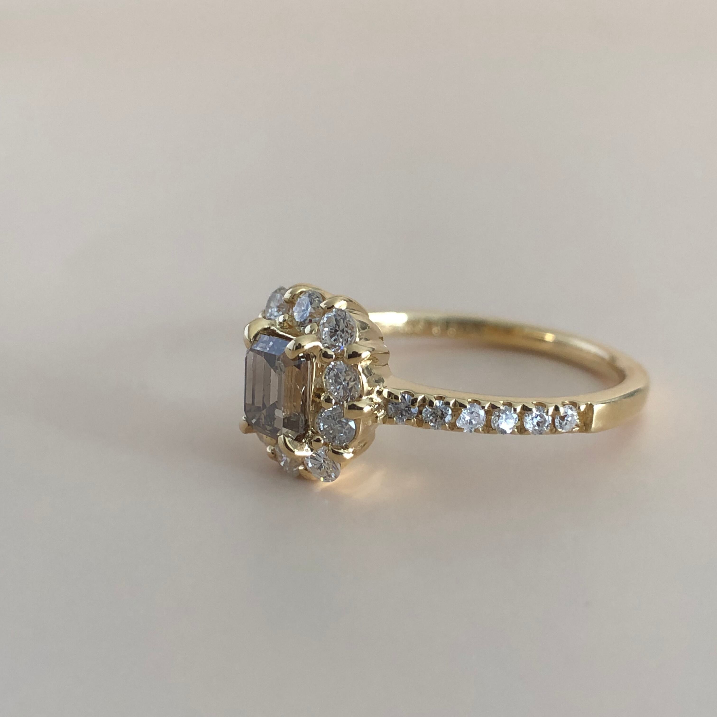 ライトブラウン エメラルドカットダイヤモンド ヘイロー リング 0.50ct 