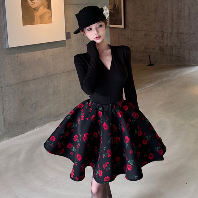 2点セット Vネック 黒い トップス×ローズプリントボリュームフレアスカート