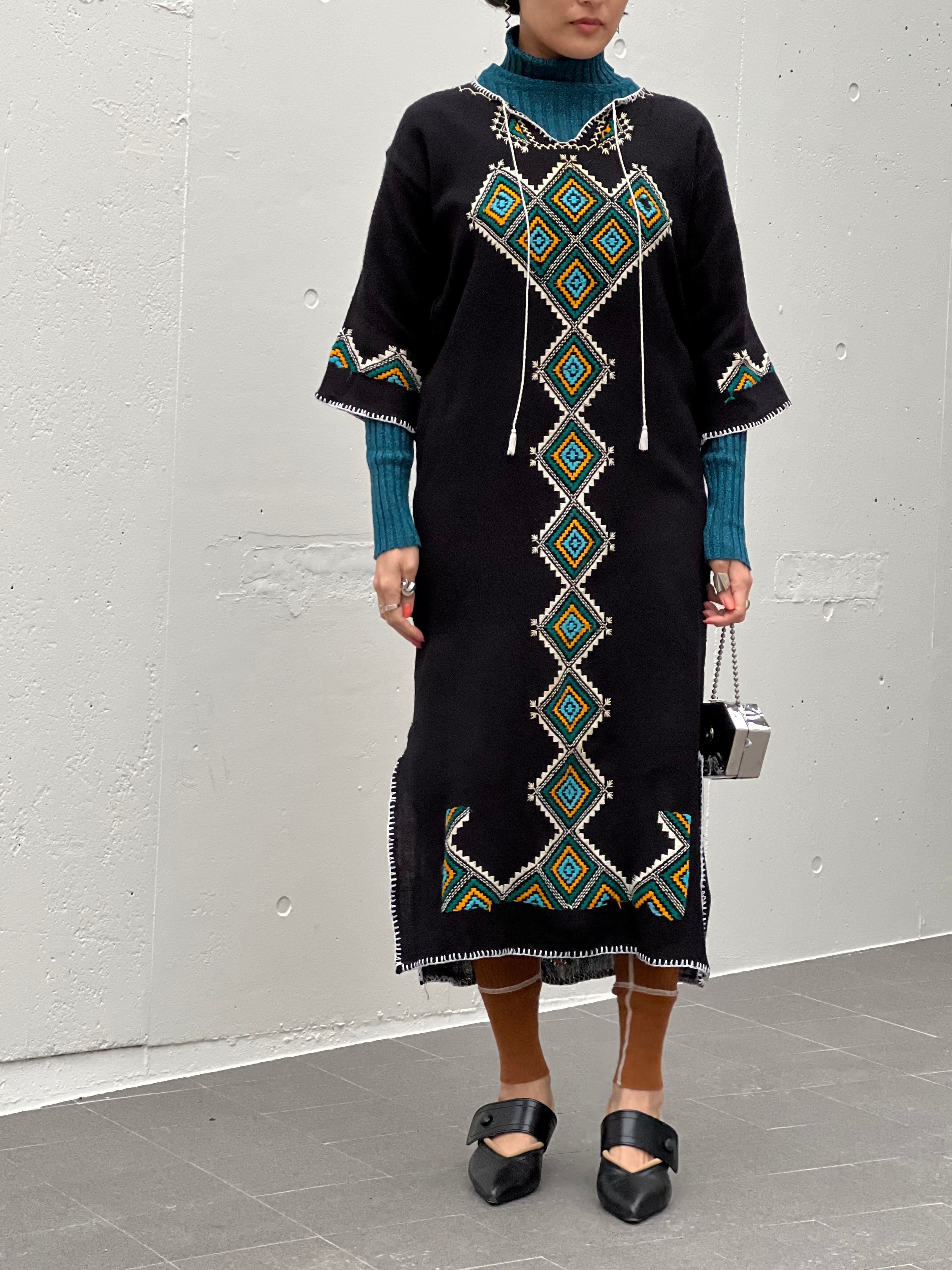 70s black × embroidery wool dress (  ヴィンテージ ブラック × 刺繍 ウール ワンピース )