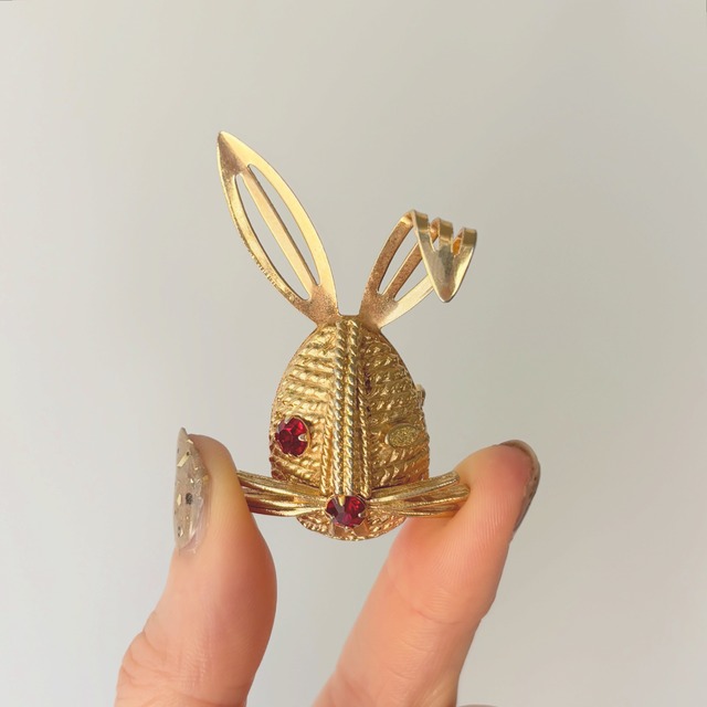 Sarah Coventry Winking Rabbitブローチ