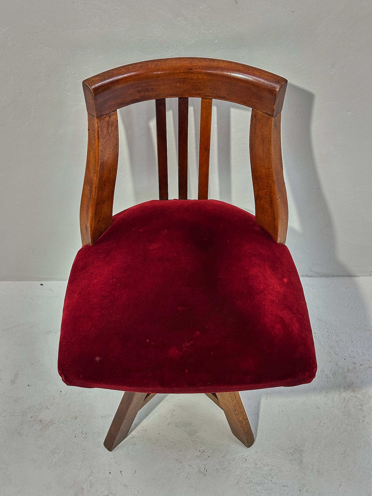 深紅のベルベットが映える回転ドクターチェア