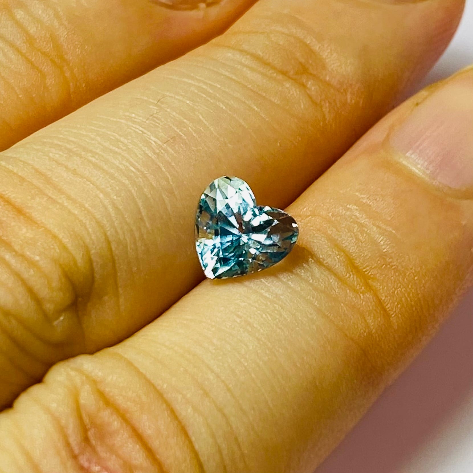 みずみずしいアクアマリンハートシェイプ