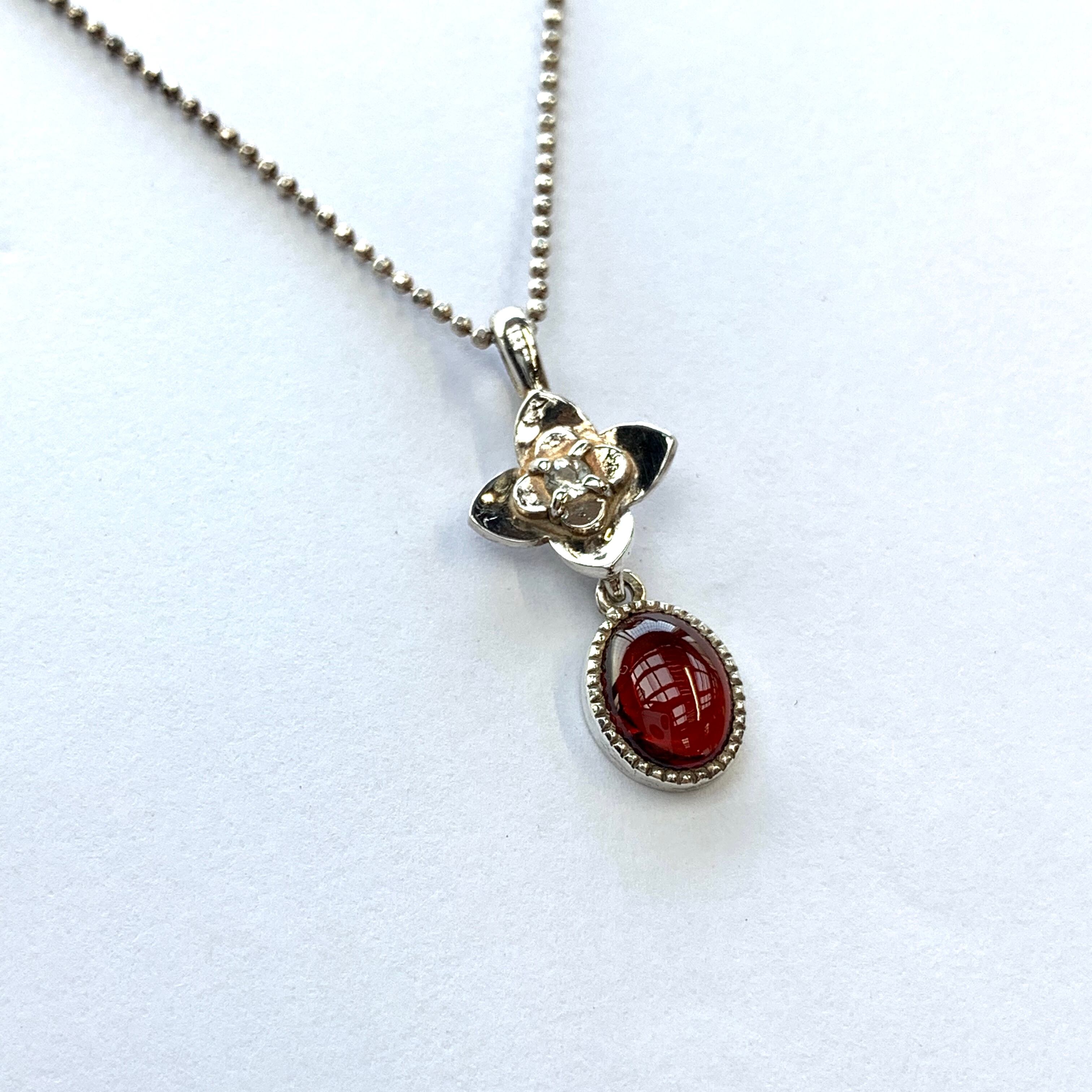 ガーネット ムーンストーン お花ペンダント | Desert Rose