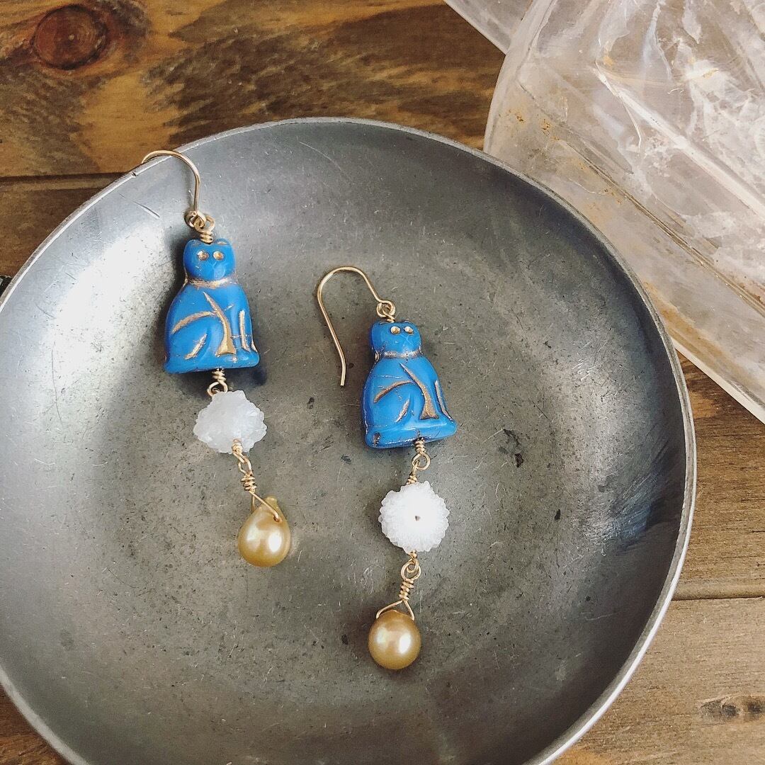 【再販リクエスト】【売約済】チェコビーズ×フラワードゥルージー×淡水パールの猫ピアス