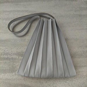 【送料無料】Ventaglio pale gray／イタリア製牛革のプリーツトート