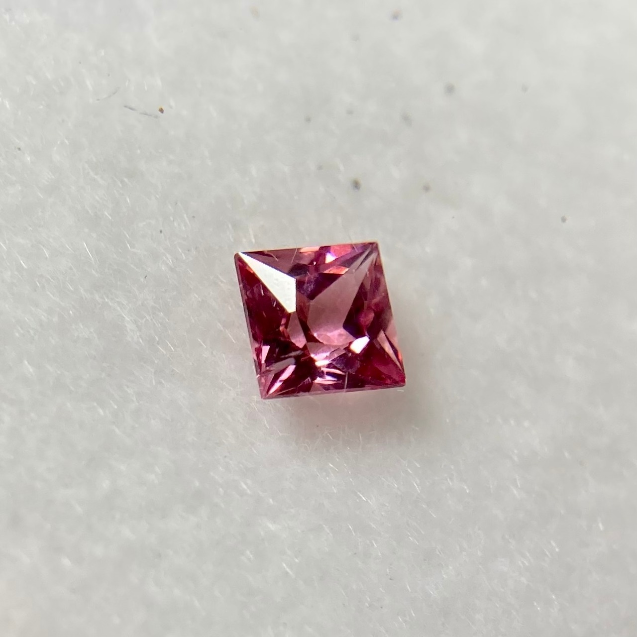 プリンセスなスピネル 3.5mm*3.5mm 濃いめ　No.PS1-2