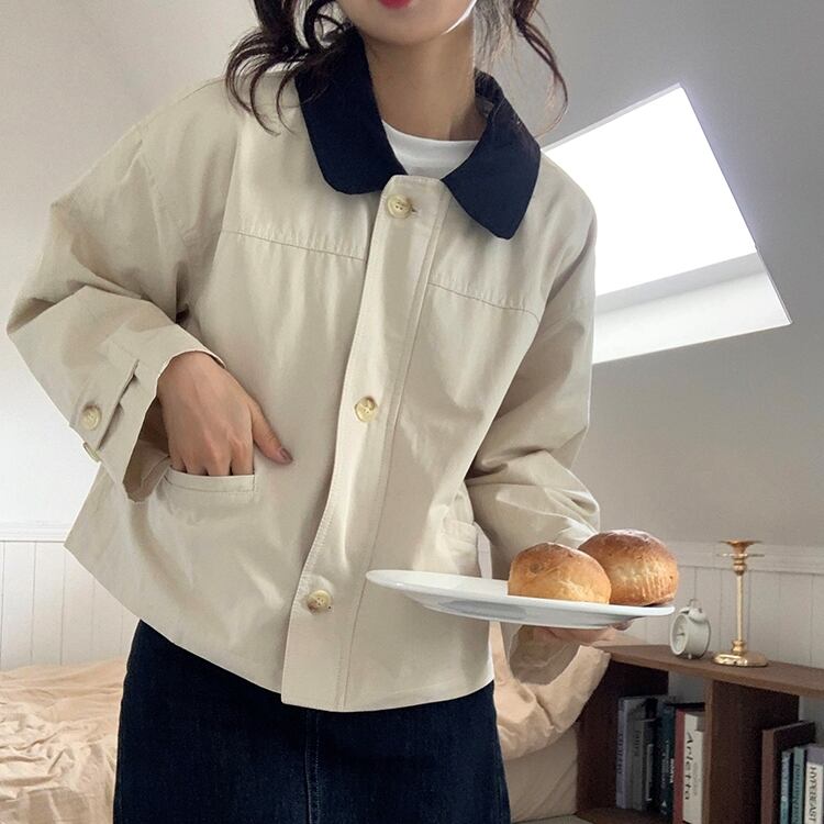 アウター レディース 2色 ジャケット ステンカラー バイカラー 長袖 丸襟 ショート丈 ストレート シングルブレスト ポケット ボタン かわいい 大人可愛い きれいめ シンプル カジュアル 上品 エレガント 清楚 おしゃれ 綺麗 ナチュラル ラブリー キュート ガーリー 無地 通勤 学生 通学 デート お出かけ 女子会 ワンサイズ ゆったり アプリコット カーキ 春 秋 10代 20代 30代 ママ 韓国系 着回し ファッション モテ 送料無料