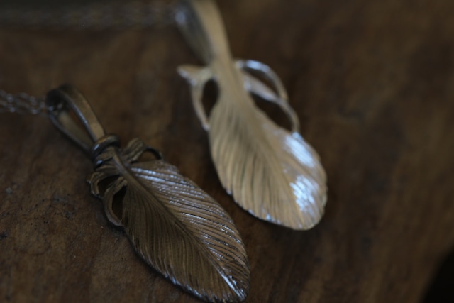 mini lucky feather necklace
