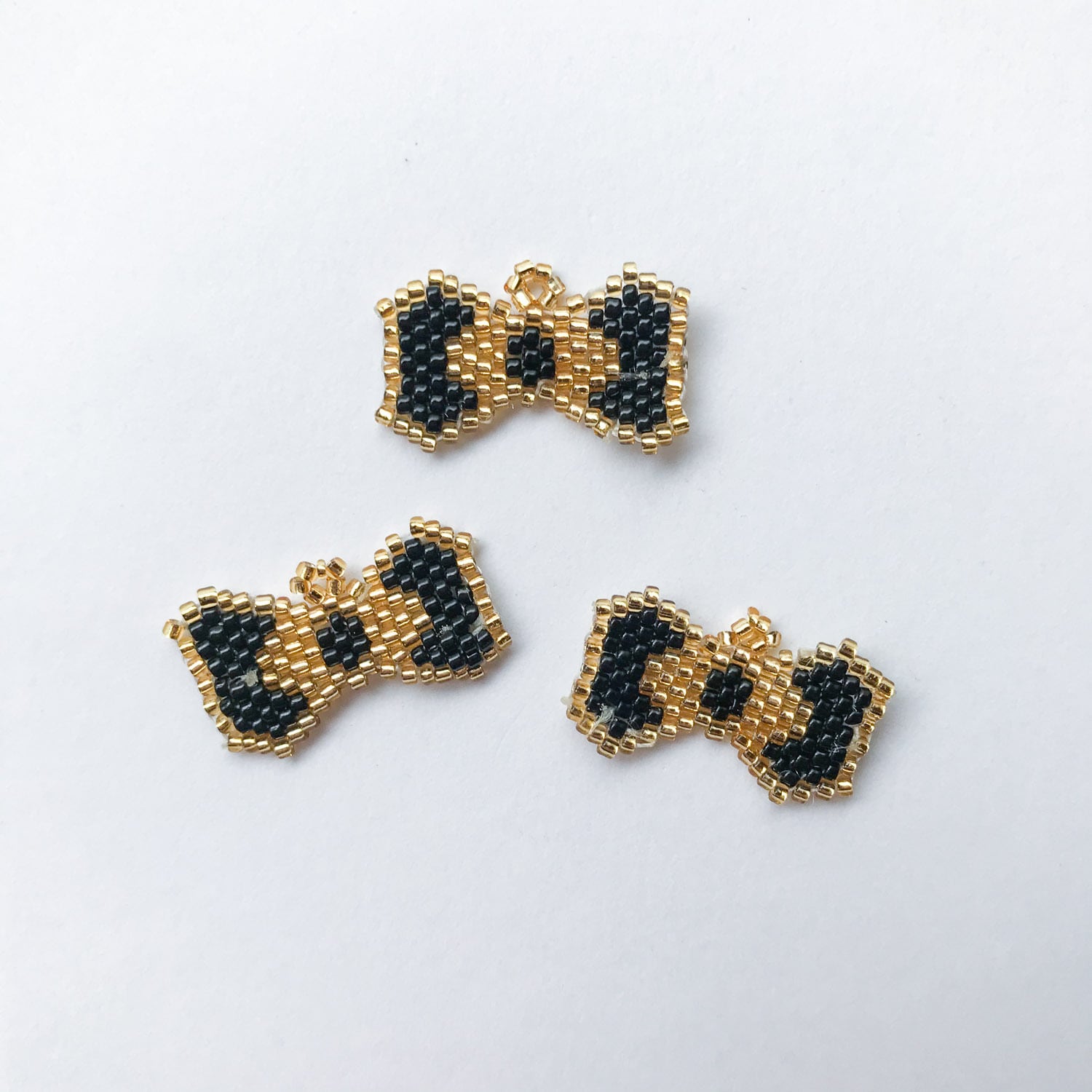 ピアス リボン 白 緑 ビーズ ビジュー 黄緑 星 ガラスチャーム デート