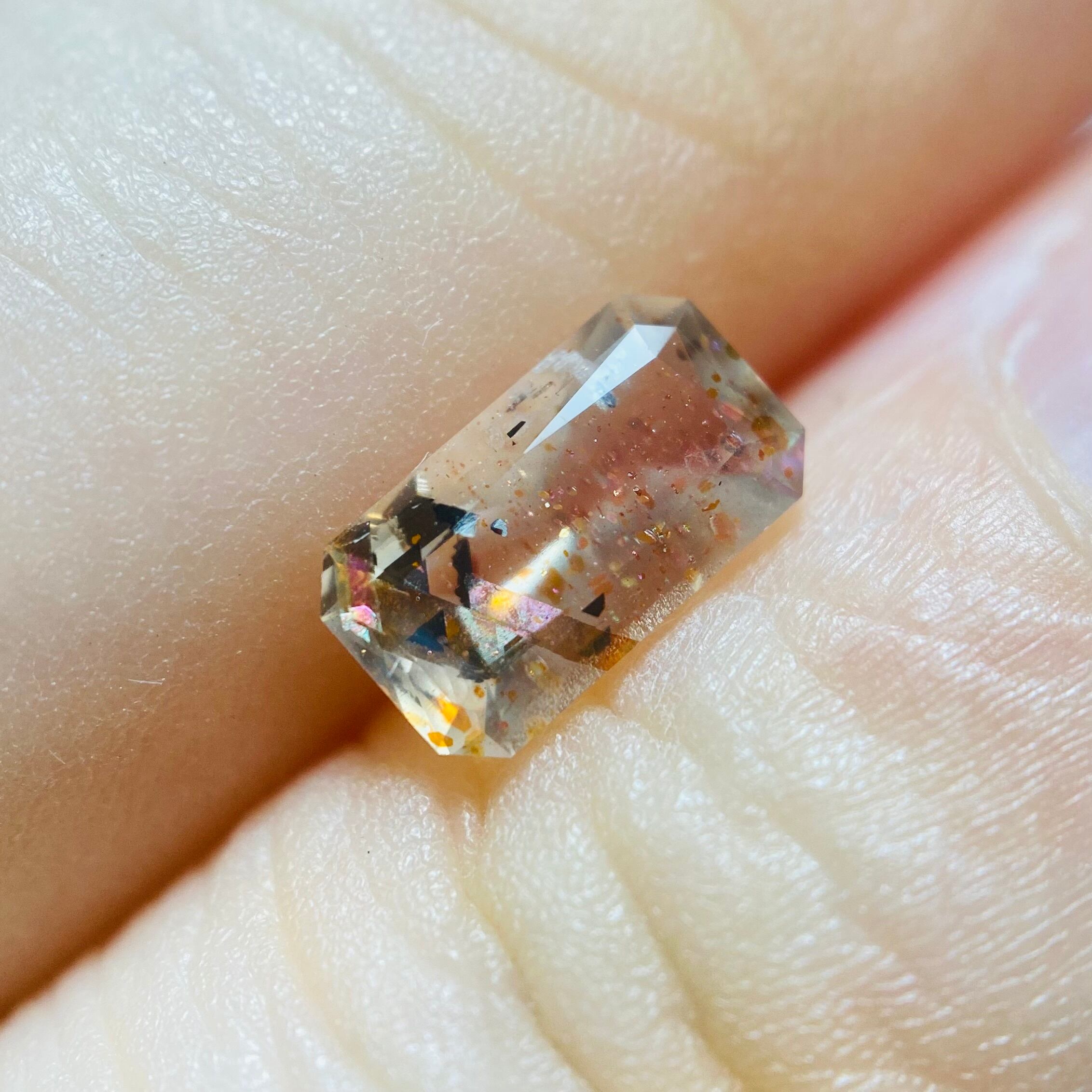 ファセットカットのキラキラレインボーラティスサンストーン