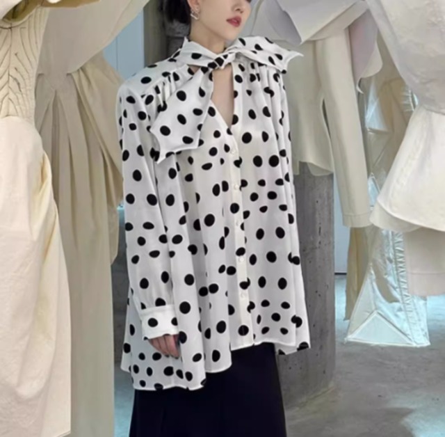 ボウタイブラウス レディース トップス ブラウス 長袖 パワーショルダー ボウタイ フェミニン かわいい 大人可愛い 上品 おしゃれ レトロ エキゾチック ガーリー 個性的 クール モード系 エレガント 存在感 ラブリー キュート 都会的 ナチュラル ドット柄 水玉 春 秋 デート お出かけ パーティー イベント レストラン 女子会 ホテル 発表会 カフェ 韓国 オルチャン プレゼント プチプラ 普段使い 着回し モテ インスタ映え S M L ホワイト ブラック ベーシックカラー