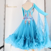 社交ダンス 衣装 スタンダードドレス ドレス ワンピース スタンダード フロート フリル ベロア 水色 デモ 競技 ダンス パーティ 発表会 レース 豪華 綺麗 ブルー系 フロア映え スカート 重ね フワフワ 舞う エレガント 女性用 競技用ダンス衣装 発表会衣装 おしゃれ パーティードレス ステージ衣装