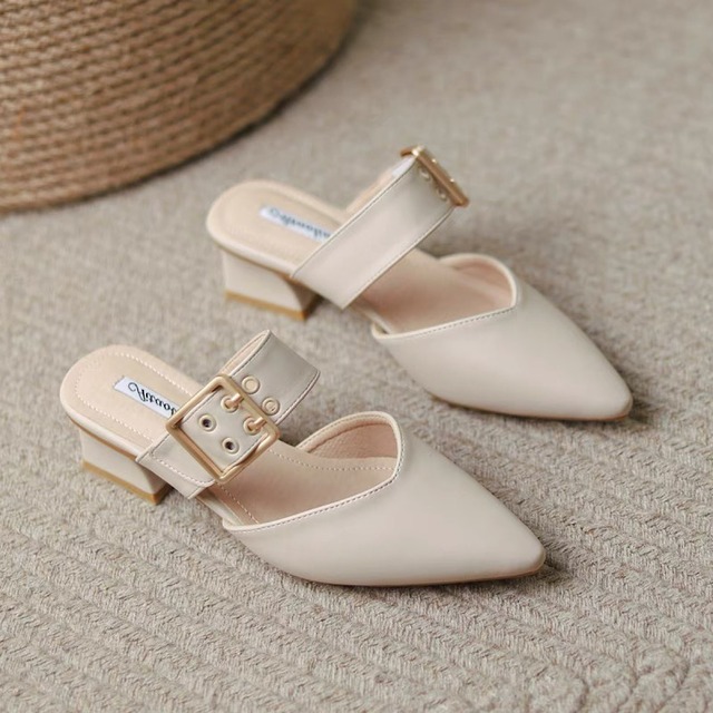 Sandals with a pointed toe belt