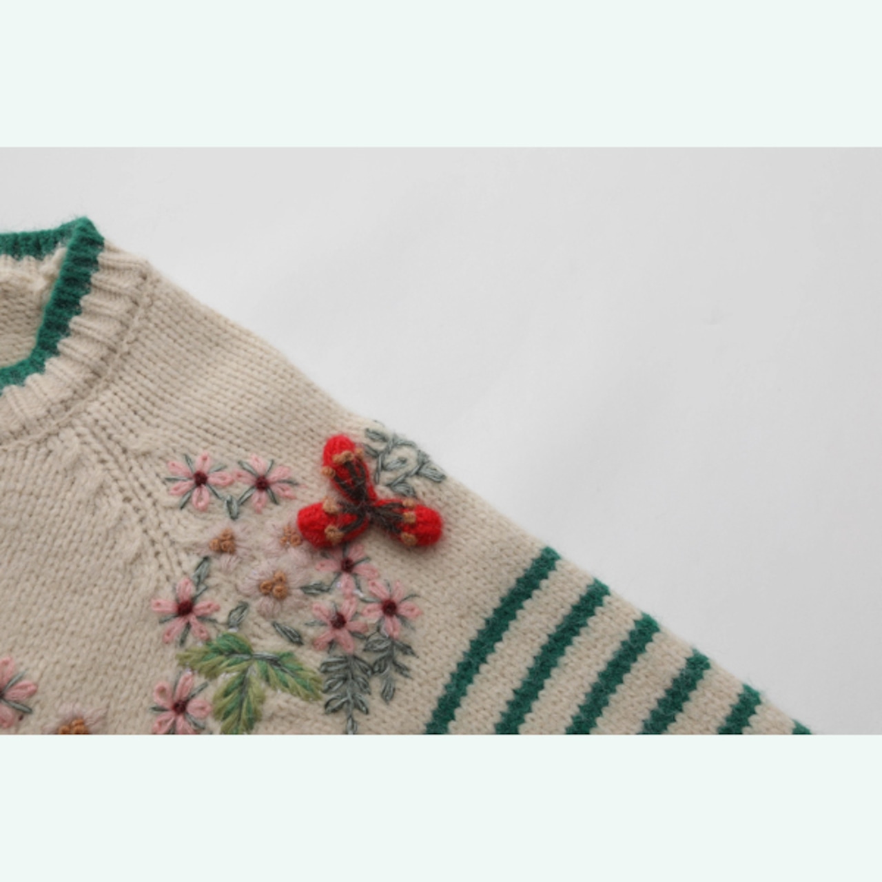 花と蝶の刺繍が咲くストライプニットカーディガン 《Y0411》