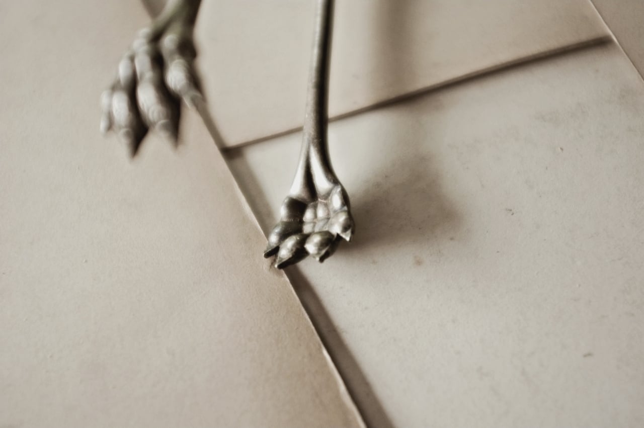 フランスアンティーク 獅子爪とロカイユに咲く野花とシュガートング