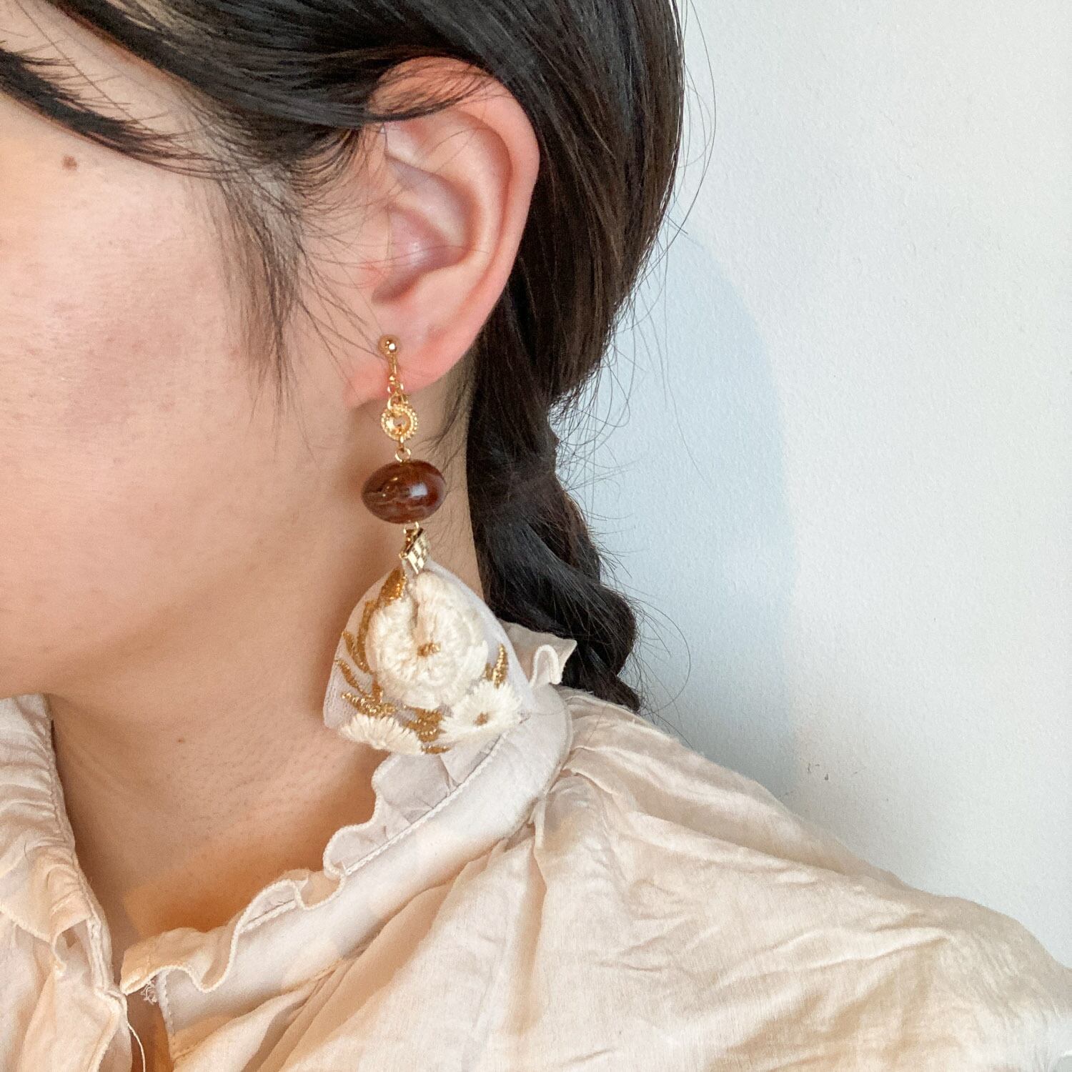 ふんわり白花刺繍リボンタッセルの〈ピアス/イヤリング〉 | Dua