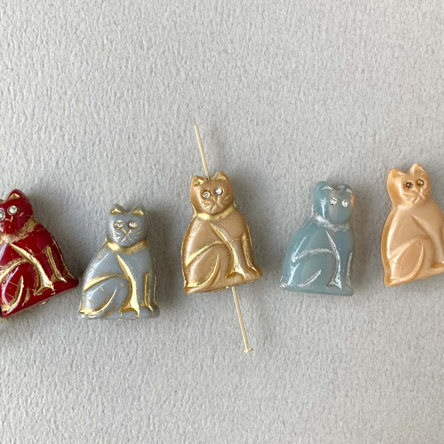 新色追加〉ビジューアイお座り猫チェコビーズ（20mm） | Dua