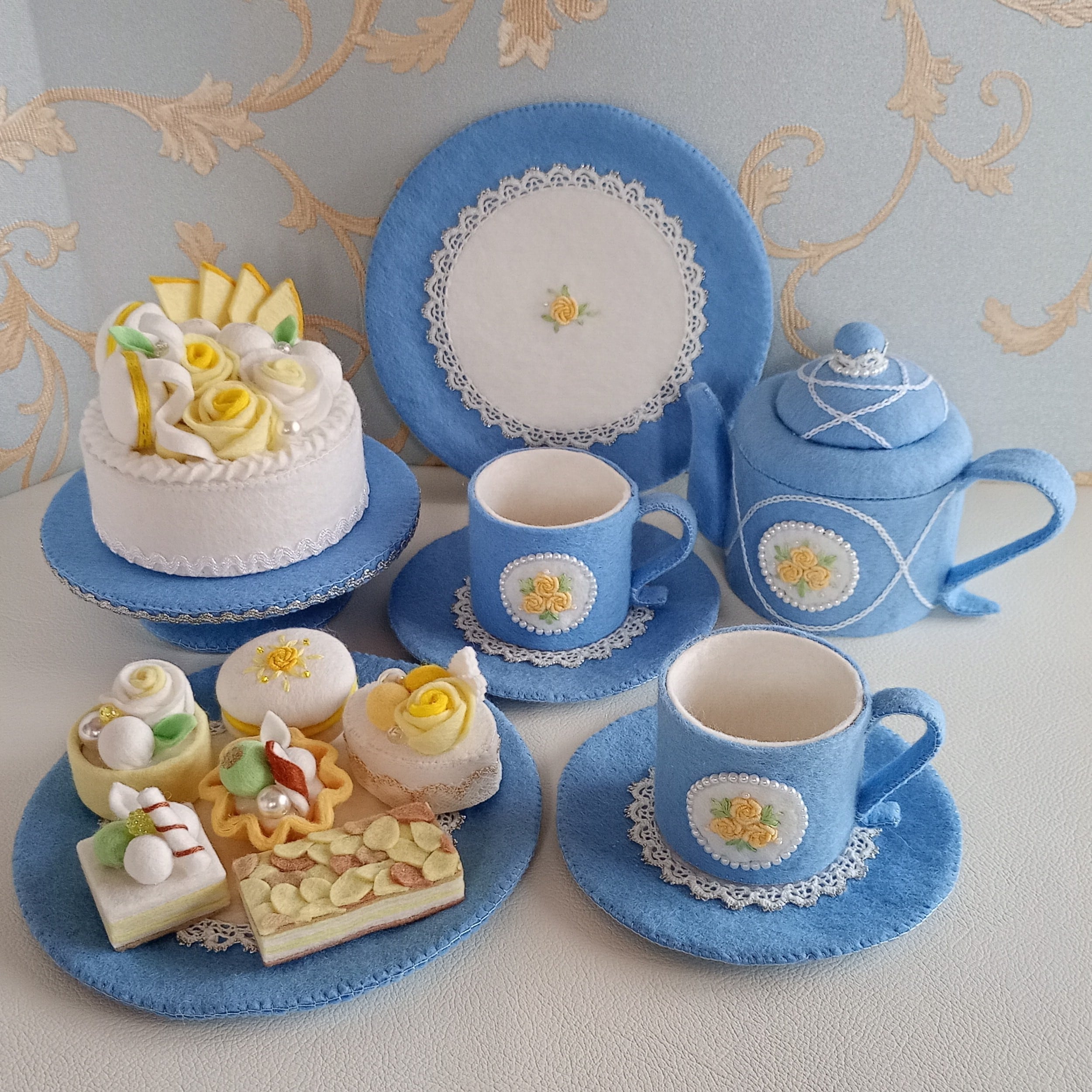 カナの青い箱【フェルト＆刺繍のおままごと】