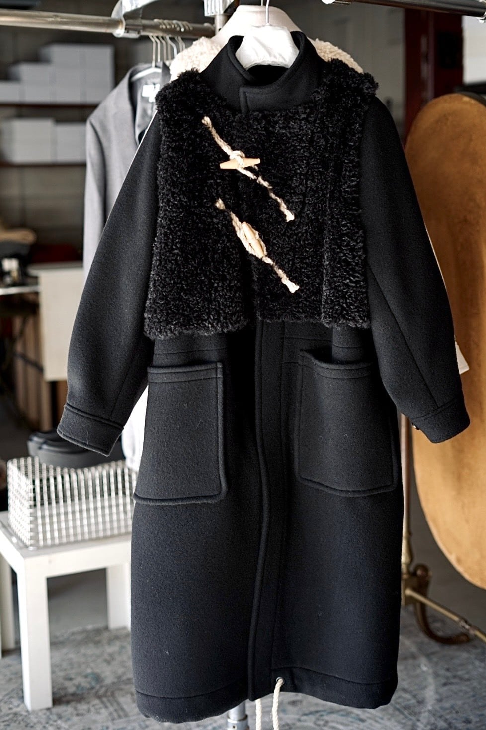 HYKE / DOUBLE FACE FAUX SHEARLING DUFFEL COAT ( BLACK , CREAM