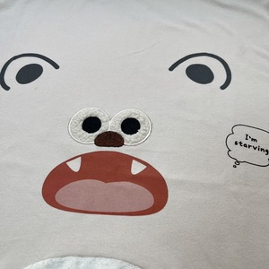 【ユニセックス】手ぱたぱた くま Tシャツ – 遊び心たっぷり！動くギミック付きくまデザイン