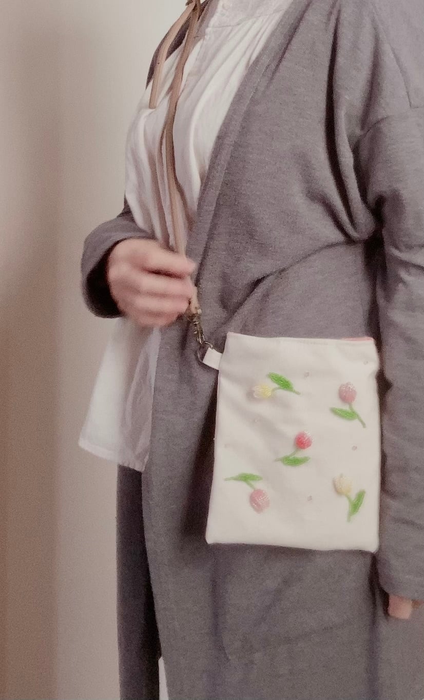 チューリップのビーズ刺繍スマホショルダー | うさのひみつきち