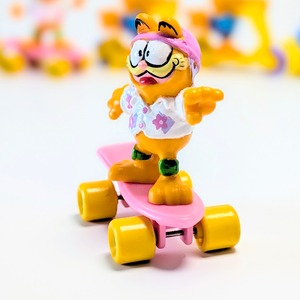 ☆ VINTAGE 1988 ☆【 McDonald's  ( マクドナルド ) 】1988年マクドナルドミールトイ 『 Garfield on Skateboard（ガーフィールド オン スケートボード）』〜メットにアロハシャツでスベるあいつ(笑)〜 / ミールトイ / ハッピーミール 〚アメリカン雑貨 アメトイ〛
