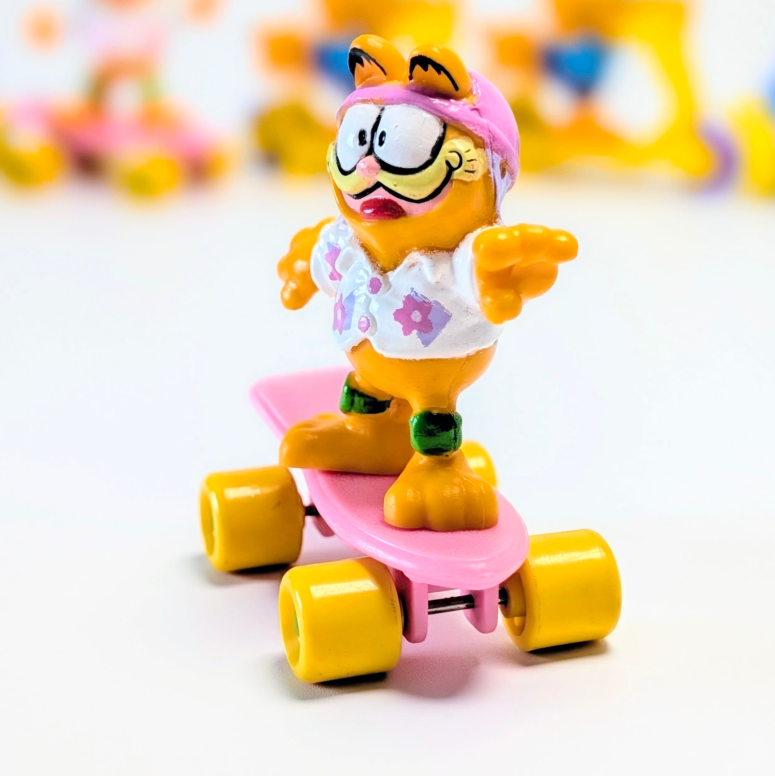 ☆ VINTAGE 1988 ☆【 McDonald's  ( マクドナルド ) 】1988年マクドナルドミールトイ 『 Garfield on Skateboard（ガーフィールド オン スケートボード）』〜メットにアロハシャツでスベるあいつ(笑)〜 / ミールトイ / ハッピーミール 〚アメリカン雑貨 アメトイ〛