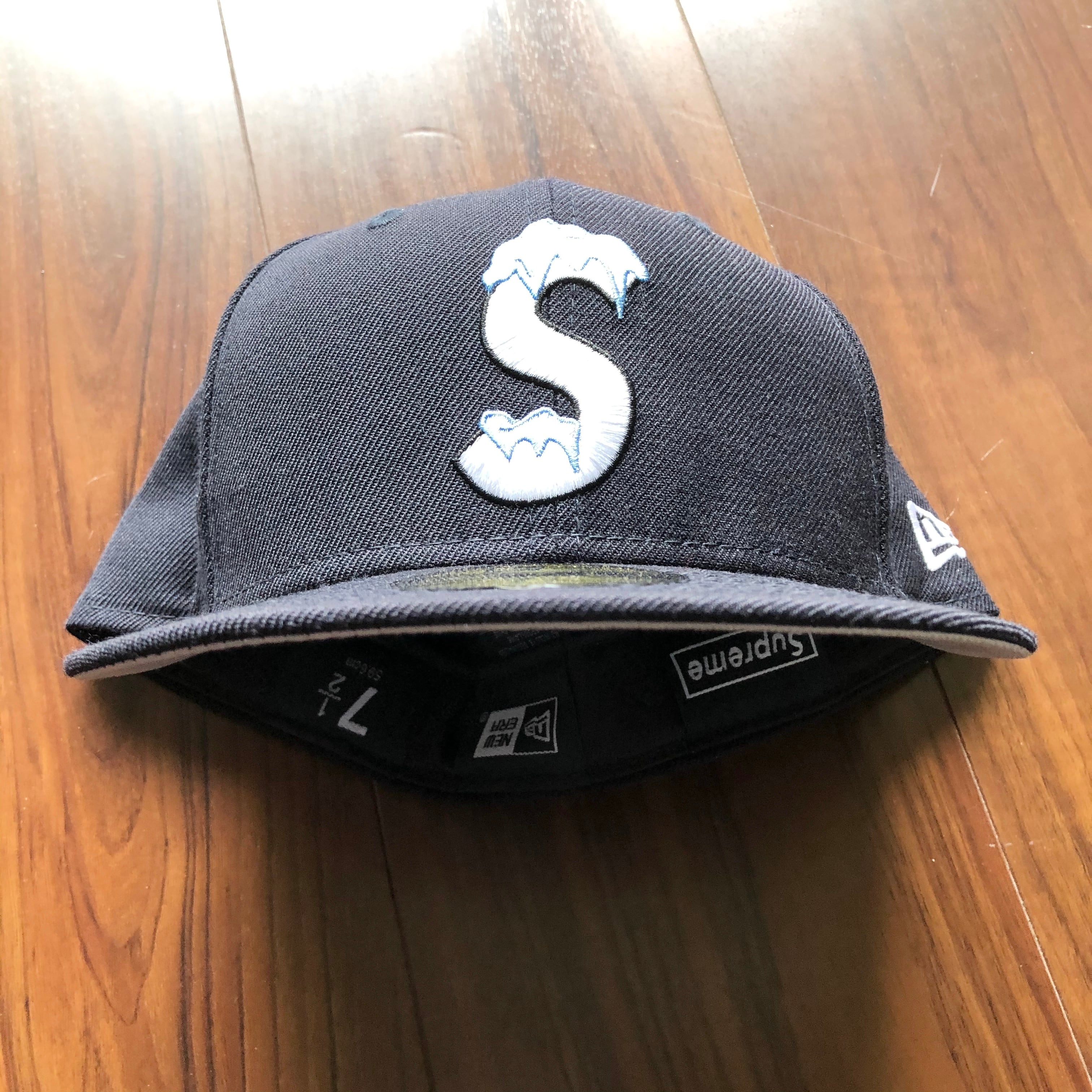 【supreme】黒S Logo New Era 7 1/2キャップ