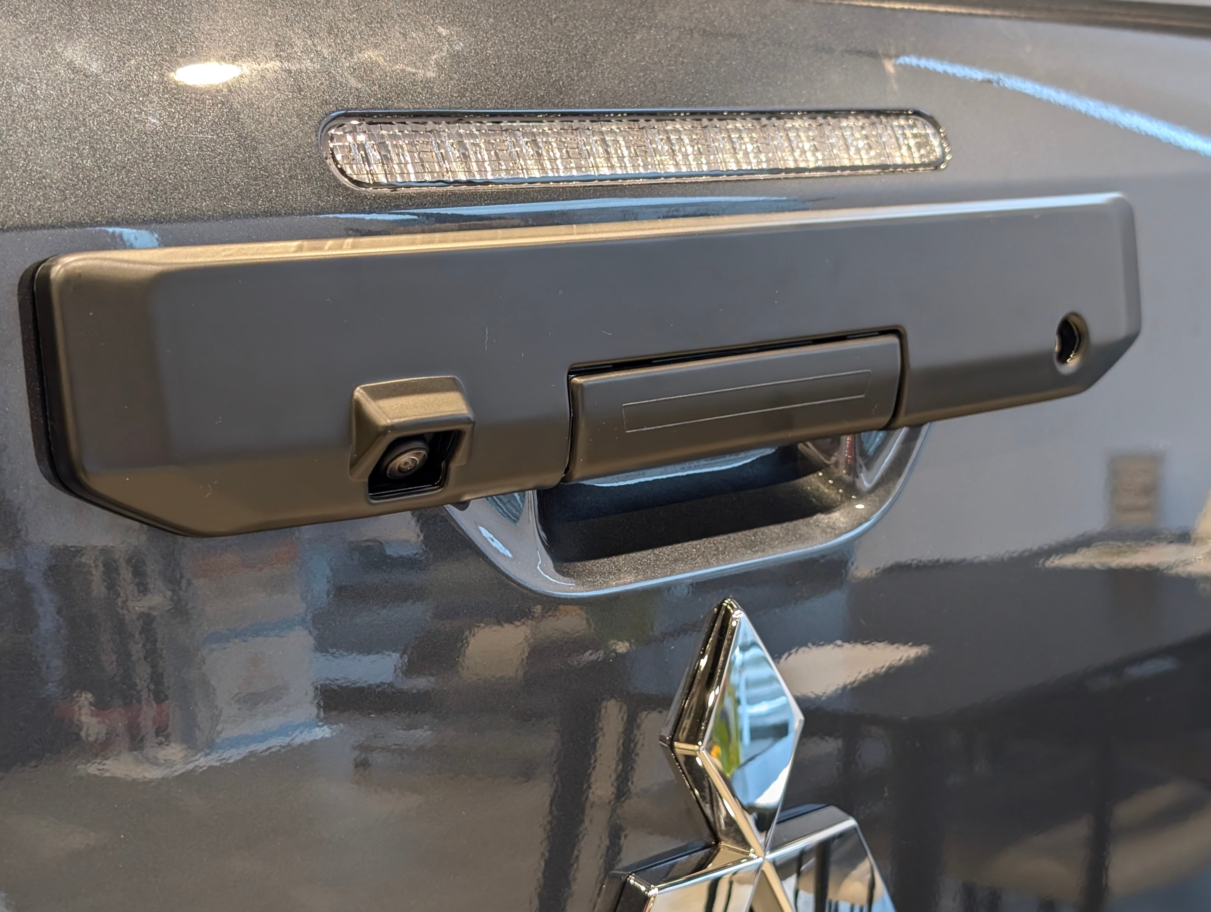 MDF 新型トライトン用テールゲートハンドルプロテクター（マット