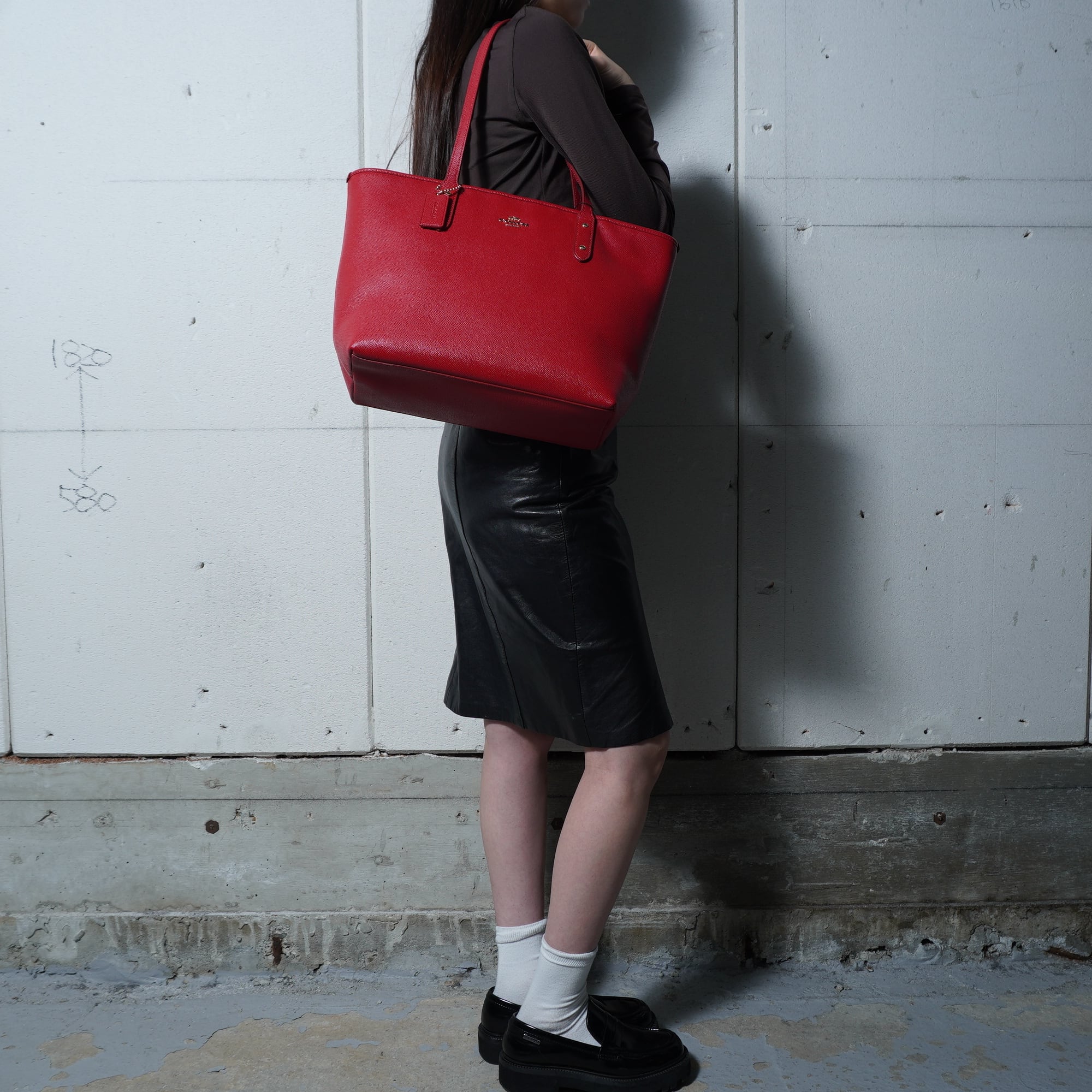 COACH】コーチ ロゴ入りシボ加工レザートートバッグ red | MIXHIVE