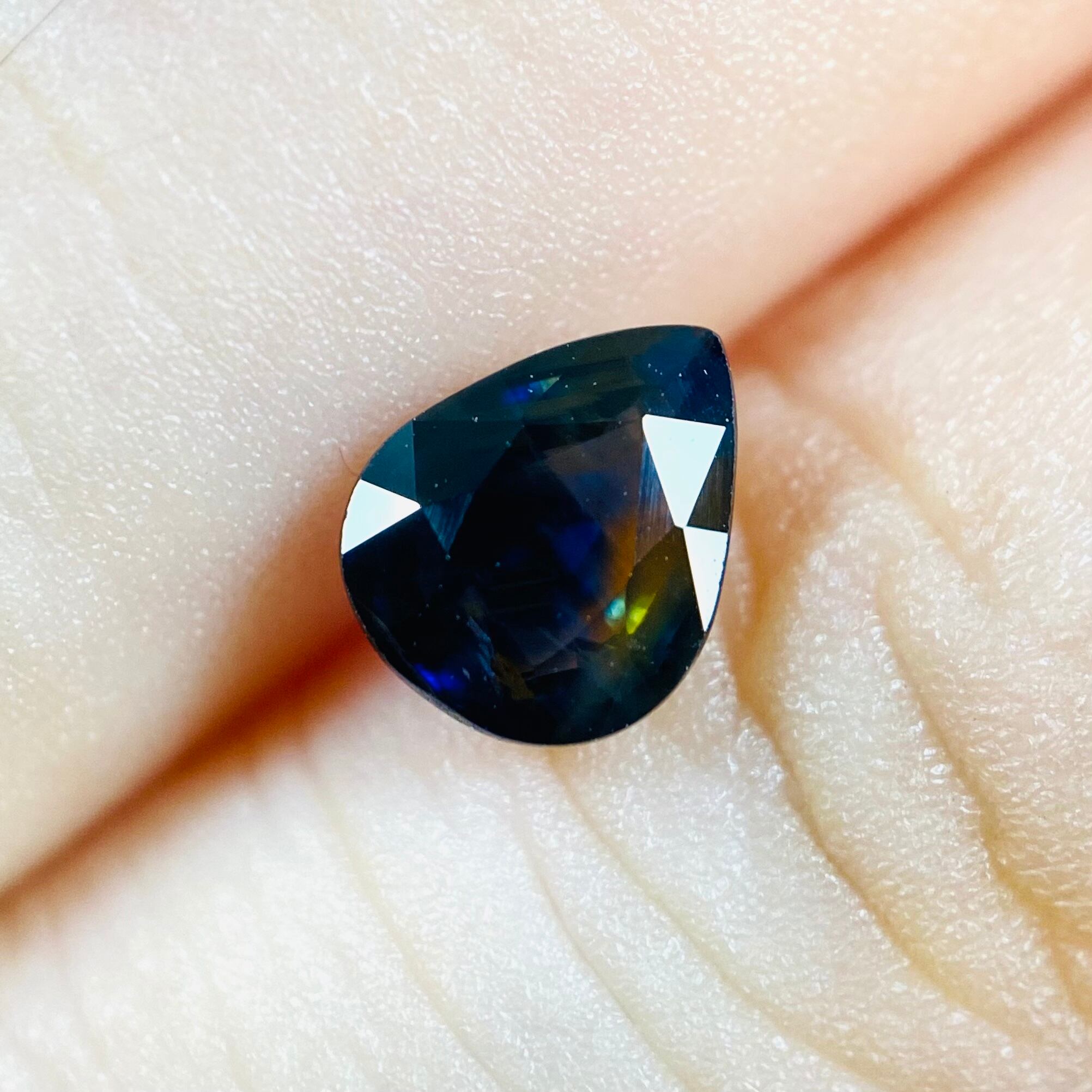 景色を楽しむサファイア 湖面に輝く月