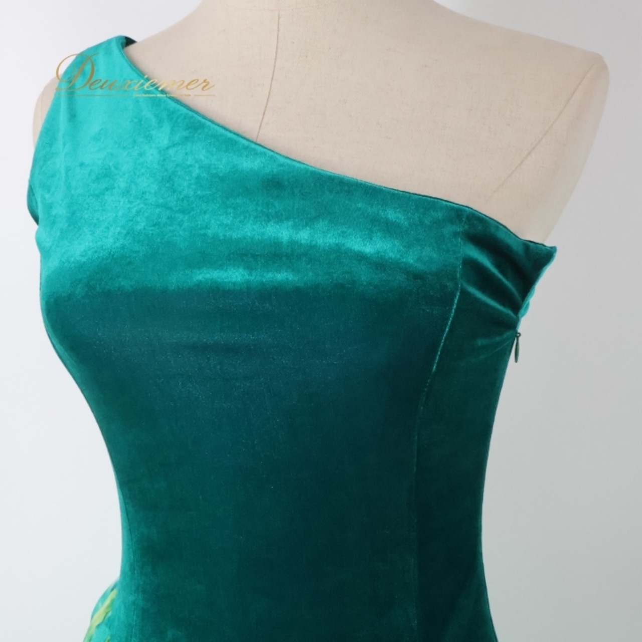 フラダンス 衣装 ワンピース ドレス グリーン系 ワンショルダー ベロア ワントーン かわいい 華やか 鮮やか 上品 高級感 光沢感 きれい 明るい 緑 ハワイアン アロハ ハワイアンプリント フラ ダンス レッスン 練習 ドレスアップ おしゃれ エレガント