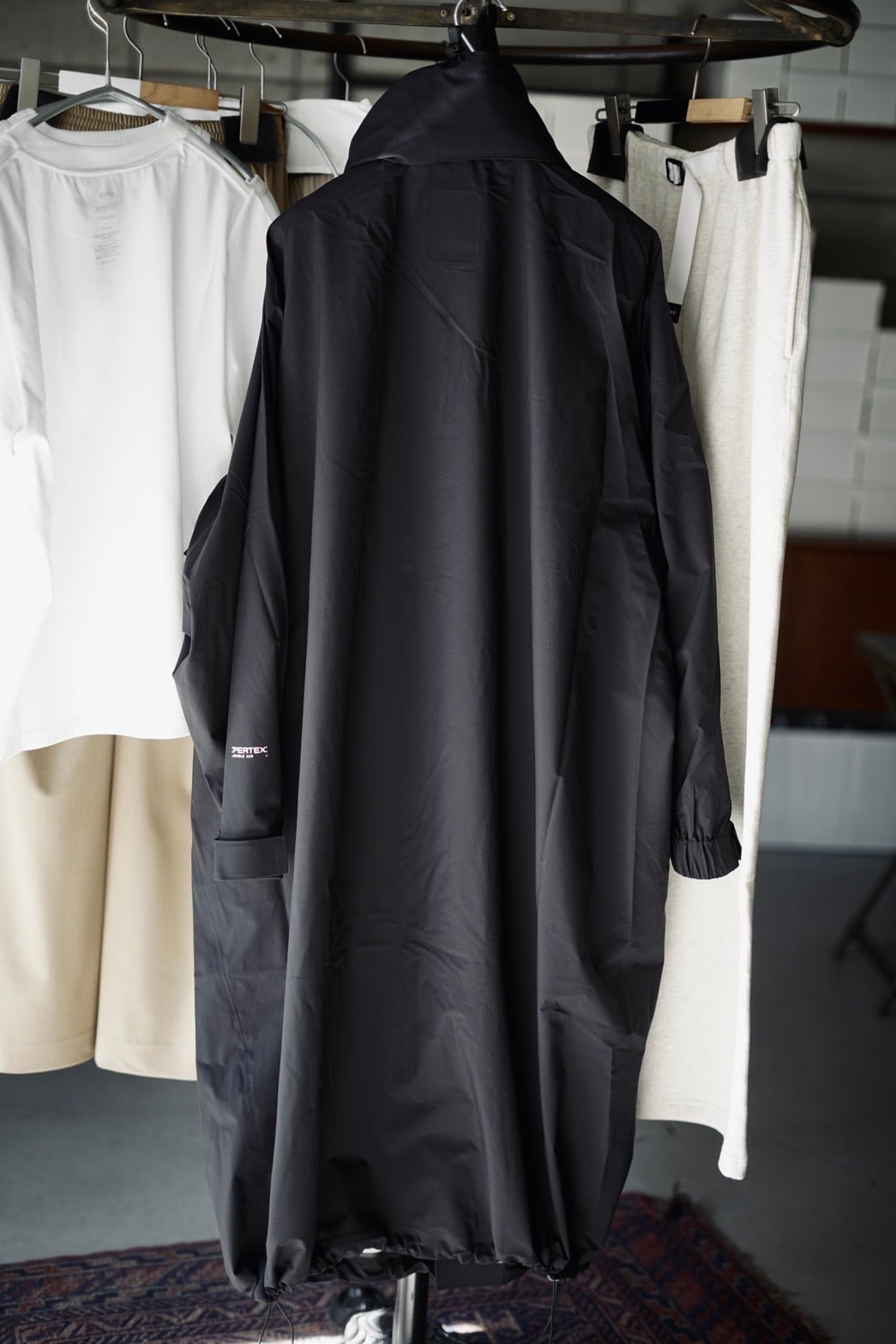 HYKE / PERTEX®︎ DESERT STORM COAT ( BLACK ) | JUQUI Online