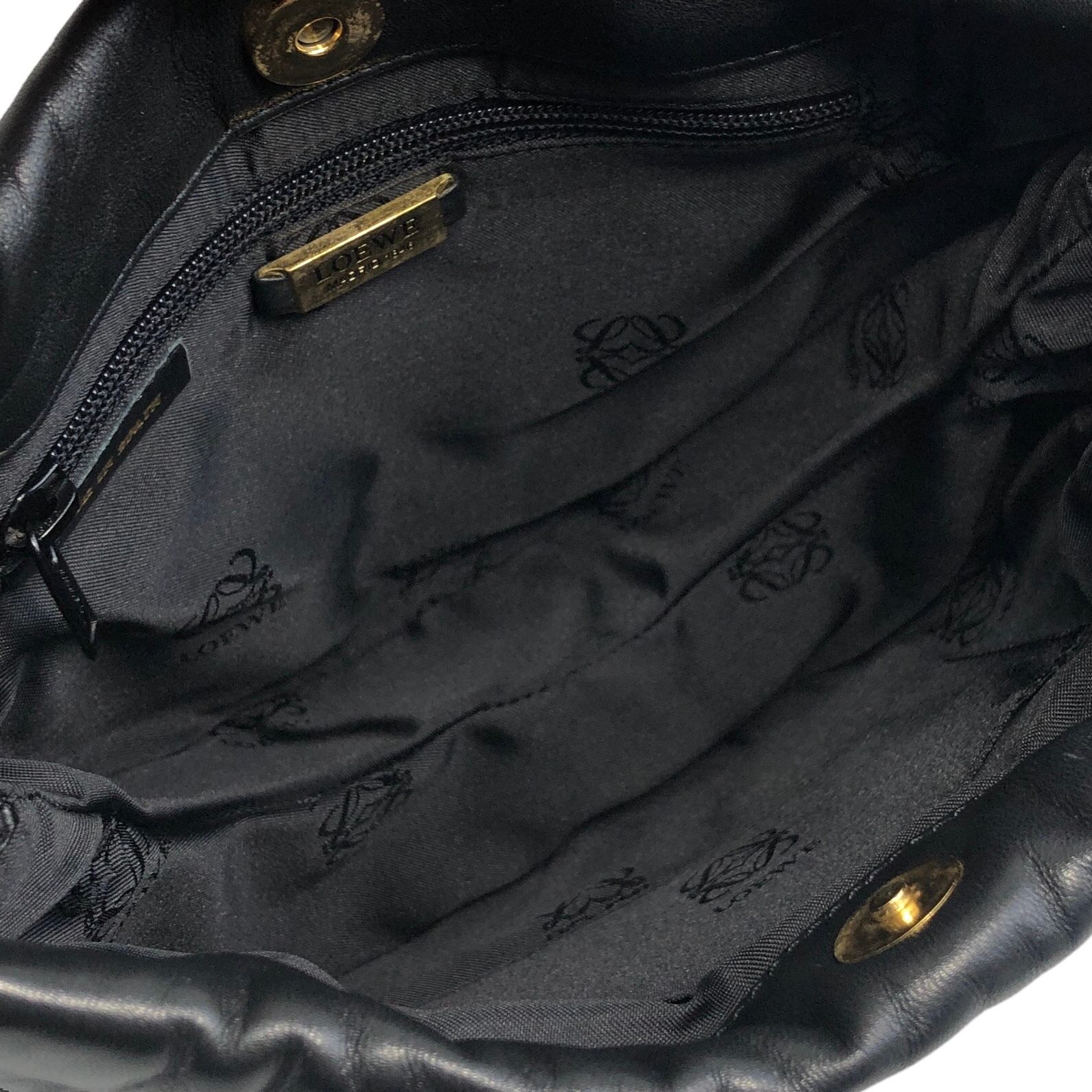 美品✨ロエベ LOEWE ポーチ　巾着 アナグラム　ブラック 黒　レザー LOEWE ロエベ アナグラム ナッパレザー 巾着 ミニバッグ