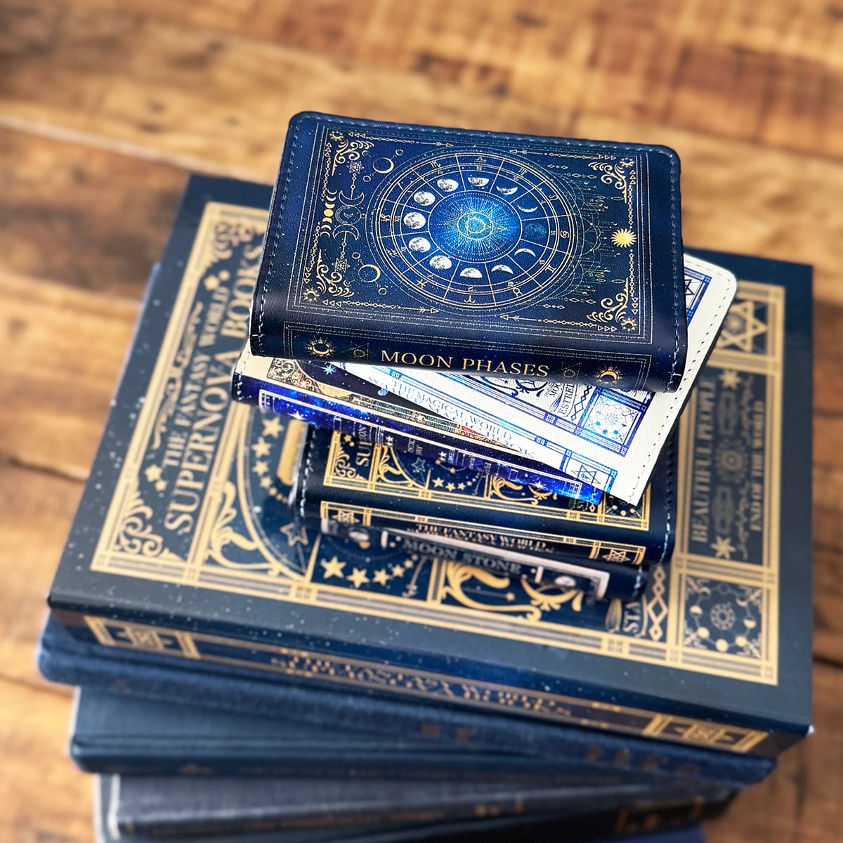 小さな本のような名刺入れ」選べる、星と月と天体柄 | LALA CloveR