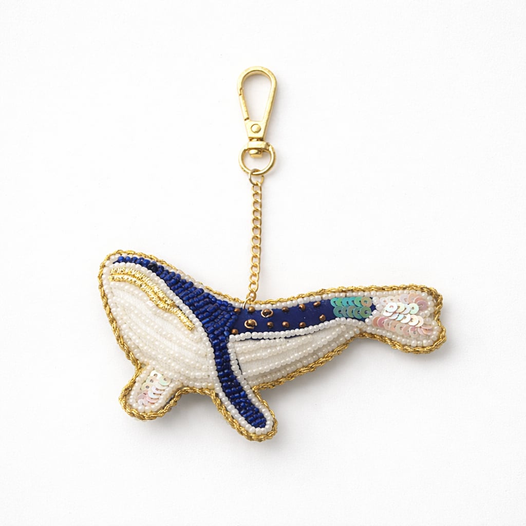 【COTTAGE】ザリ刺繍 アニマル バッグチャーム／キーホルダー｜クジラ